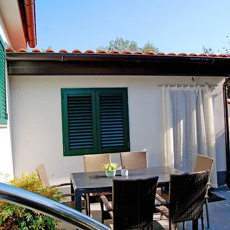 House Diana In Pasman, Family-friendly Retreat